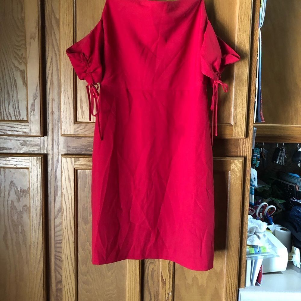 Club Monaco Pop of Red Cold Shoulder Crepe Mini Dress Size 6 - Picture 5 of 14